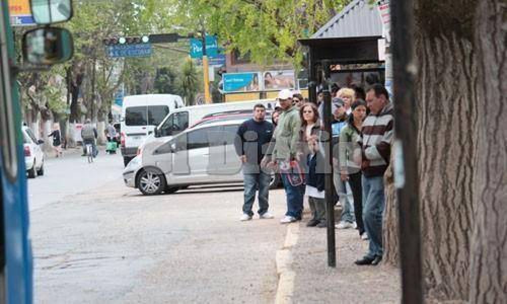 Opositores le apuntan fuerte al Ejecutivo por fallas en el transporte