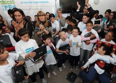 Alumnos de la escuela Puertas de Cuyo recibieron las netbooks