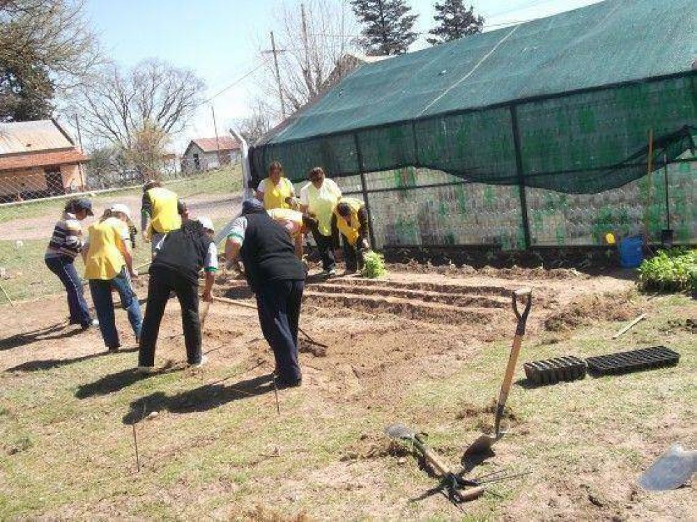 El Ministerio del Campo construye huertas en los viveros del interior