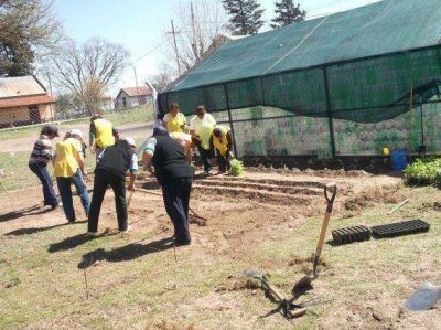 El Ministerio del Campo construye huertas en los viveros del interior