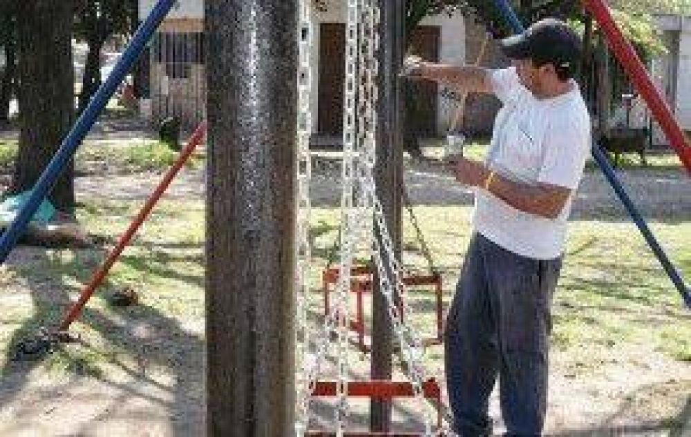 Cuadrillas De Mantenimiento Mejoran Las Plazas Del Distrito