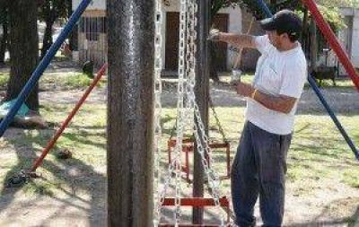Cuadrillas De Mantenimiento Mejoran Las Plazas Del Distrito