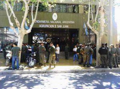Gendarmes marcharon pac�ficamente a la Plaza 25