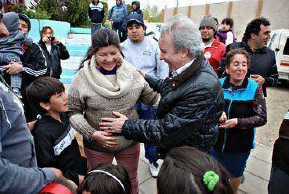Peralta recorri� barrios y se reuni� con la CGT