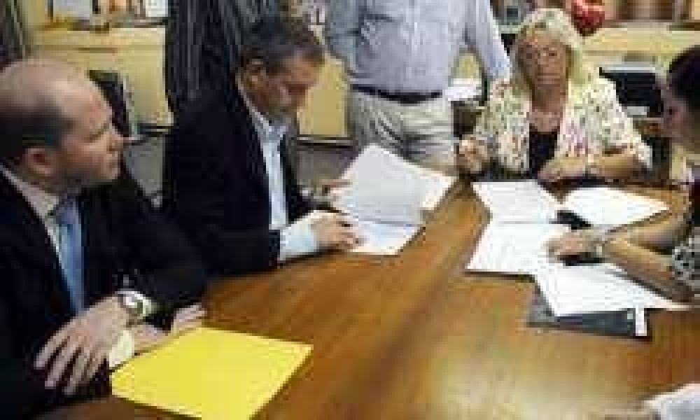 Gobierno y Barranqueras firmaron convenios de calidad institucional	