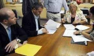 Gobierno y Barranqueras firmaron convenios de calidad institucional	
