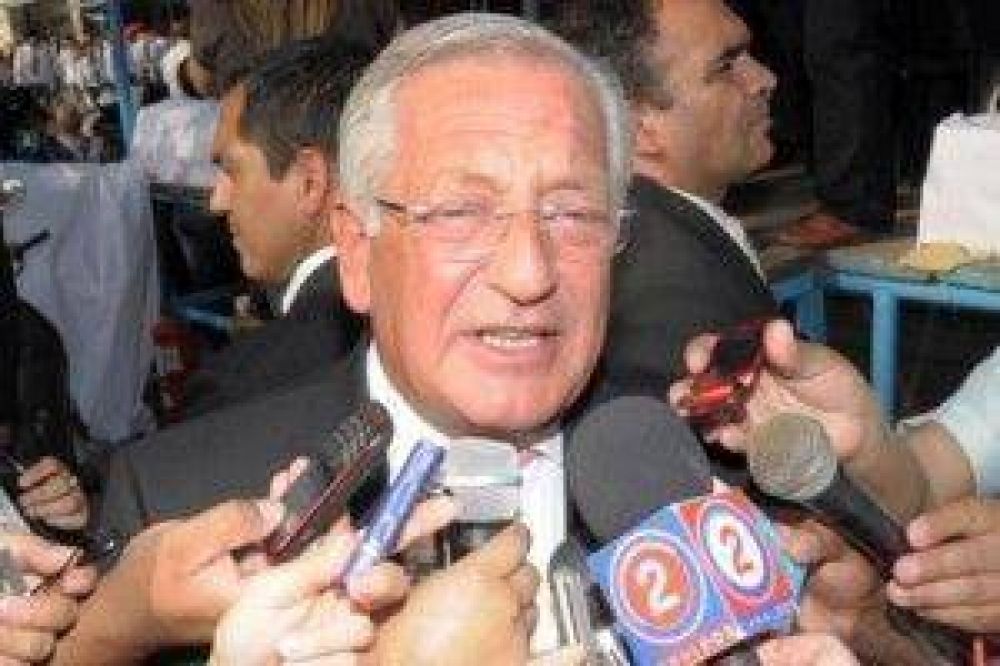Fellner habl� del reclamo de uniformados y dijo que, "se est� cayendo en una utilizaci�n pol�tica de este conflicto"
