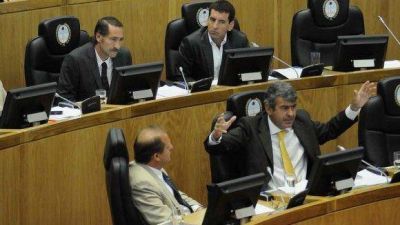 Fuego cruzado en la Legislatura por el pedido de licencia de Marcelo Ditinis