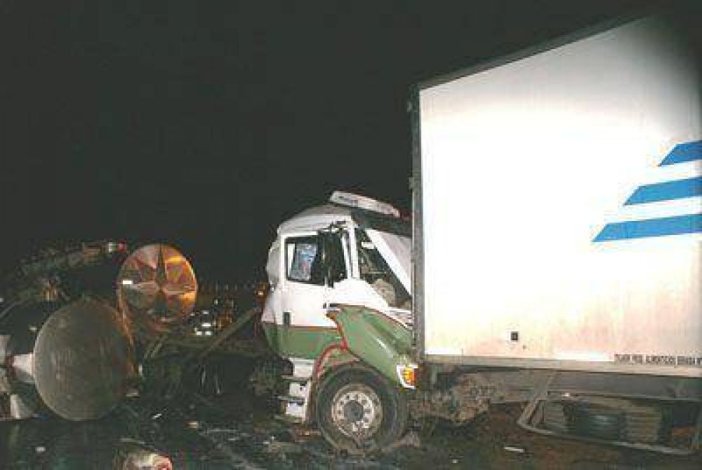 Chocan dos camiones en ruta 5 