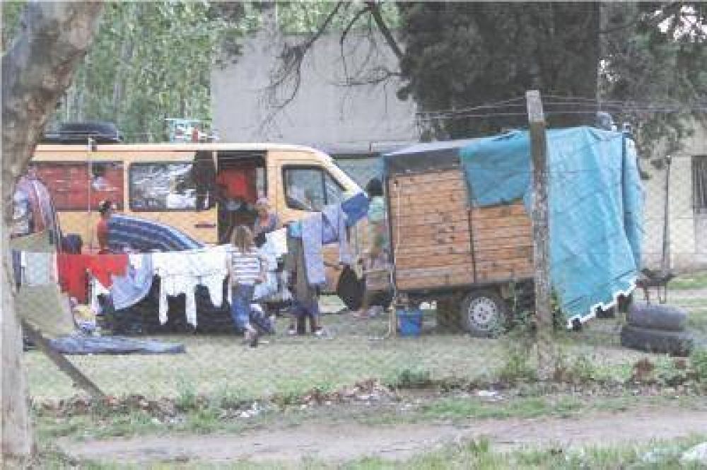  Gitanos acampan en el Hospital Interzonal "Abraham Pi�eyro"