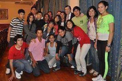 El gobernador recibi� la visita de alumnos de la localidad de Malbr�n