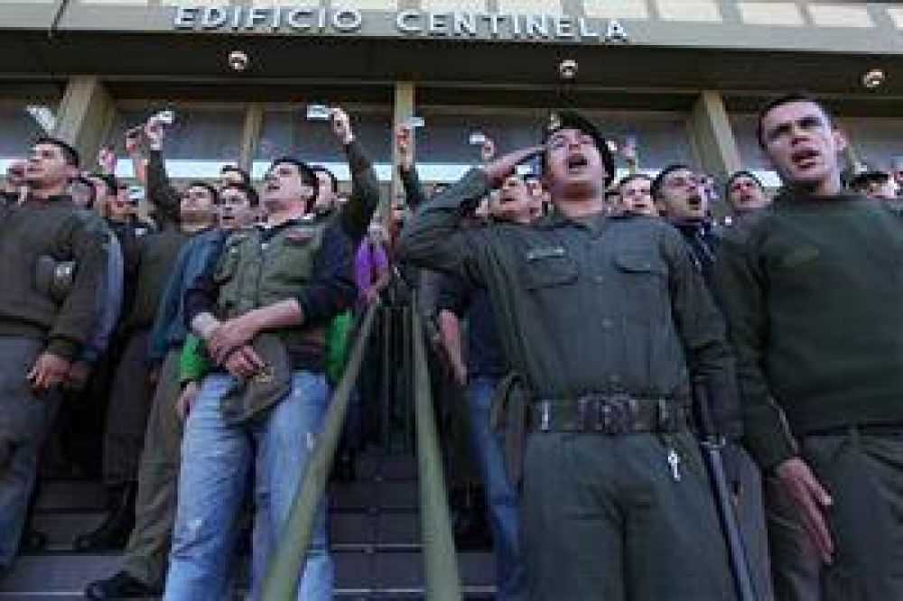 "Dieron orden de reprimirnos", dijeron desde la Armada