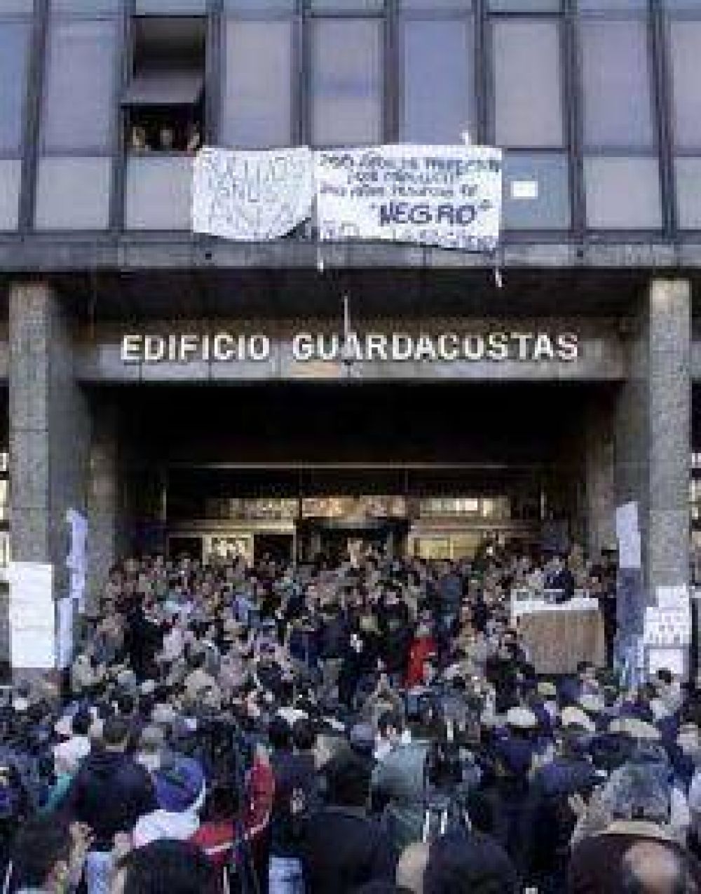 El Gobierno deposit� los sueldos sin descuentos para prefectos y gendarmes