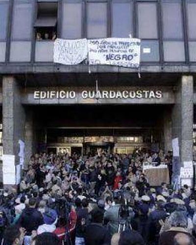 El Gobierno deposit� los sueldos sin descuentos para prefectos y gendarmes