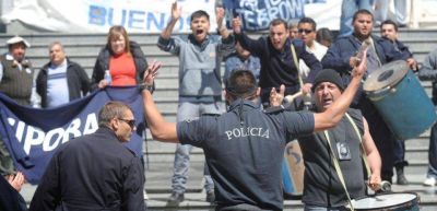 Provincia: Polic�as protestan frente al ministerio de Casal
