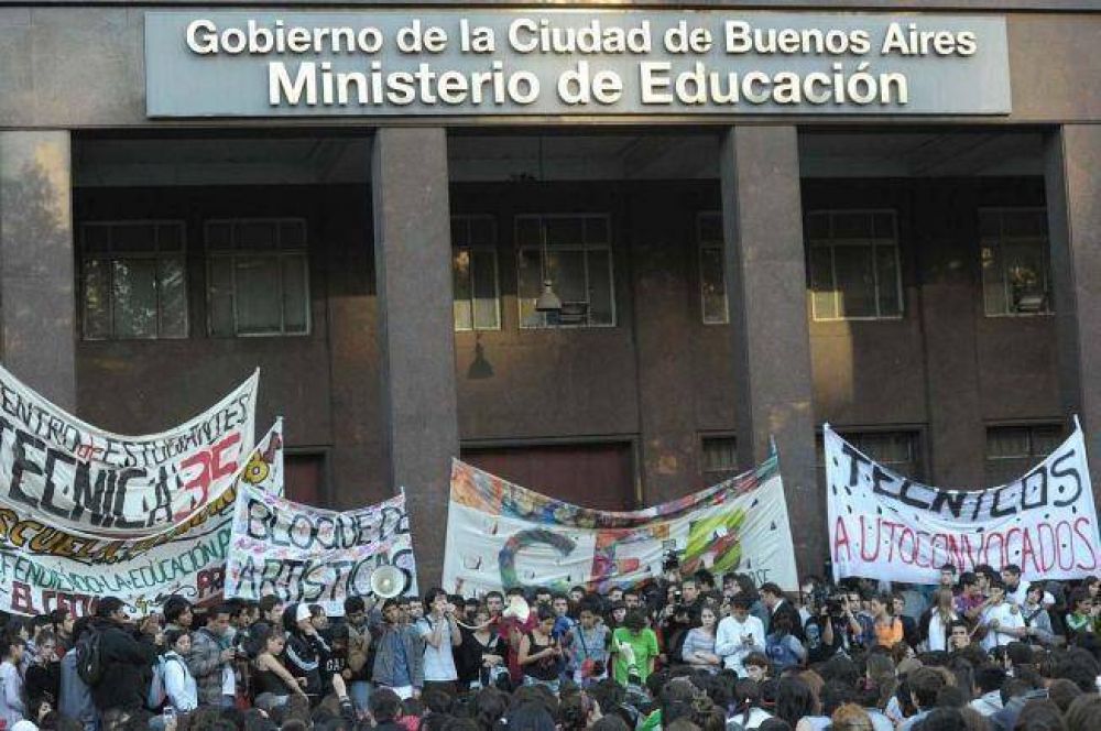 Los estudiantes contin�an con las tomas y marcharon contra Bullrich y Sileoni