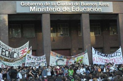 Los estudiantes contin�an con las tomas y marcharon contra Bullrich y Sileoni