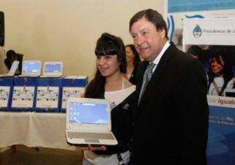 Entregaron m�s de 1.600 netbooks en dos establecimientos educativos 