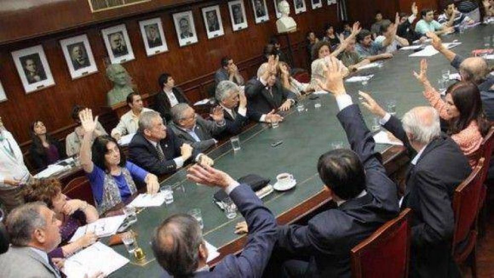  Una comisi�n se encargar� de normalizar la Escuela de Agricultura