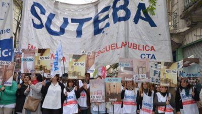 Una delegaci�n del Suteba Mercedes estuvo presente en la movilizaci�n a Casa de la Provincia