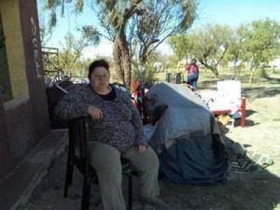 La historia de la m�dica que vive en la calle con su familia