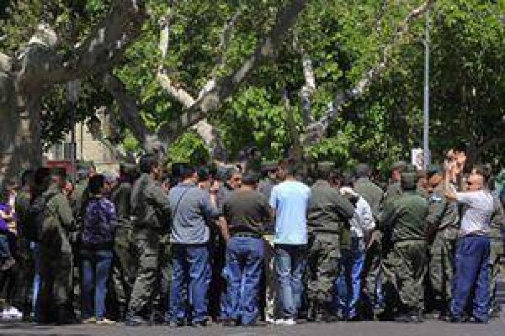 En San Juan, los gendarmes trabajan con normalidad