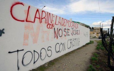 Carteles contra Clar�n, acus�ndolo de �golpista� aparecieron en esta capital