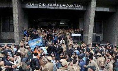 Encargado de liquidar los sueldos de Prefectura, habl� en El Calafate y lo echaron