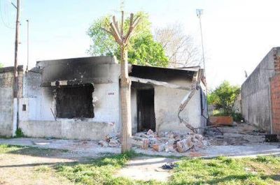 Incendiaron la casa de un presunto abusador en barrio Moreno