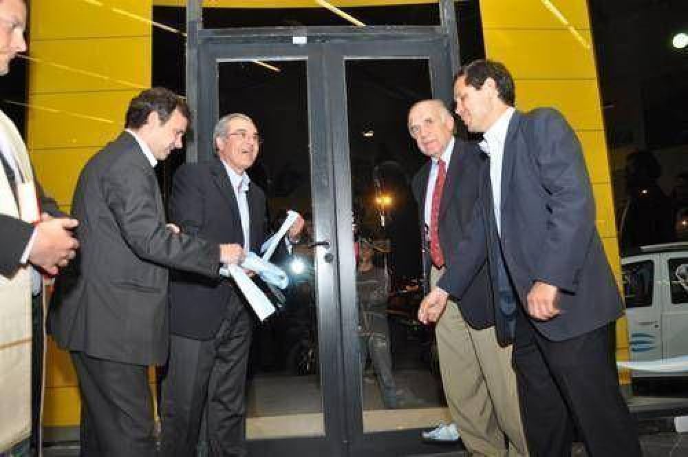 Una multitud se acerc� a la inauguraci�n oficial del Concesionario Renault