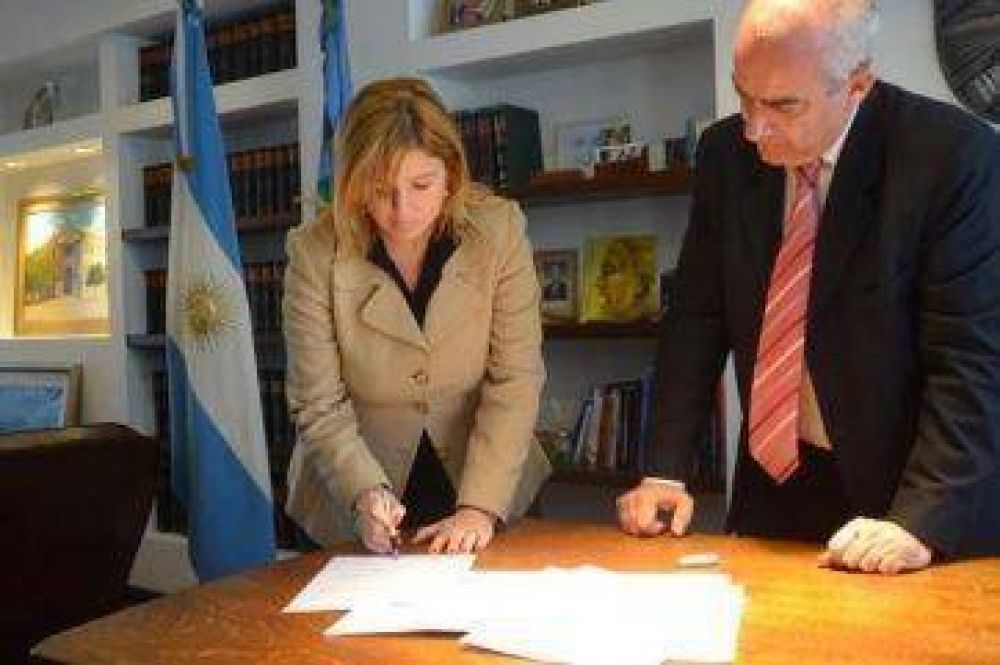 Alvarez Rodr�guez retruca a UCR