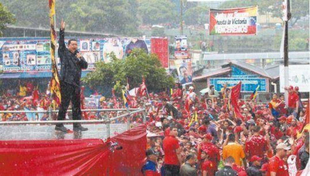 Bajo una lluvia intensa, Ch�vez pidi� "una avalancha de votos"