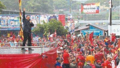 Bajo una lluvia intensa, Ch�vez pidi� "una avalancha de votos"