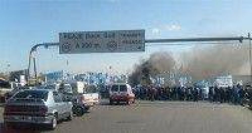 Gendarmer�a custodia un corte de estatales en la Richieri
