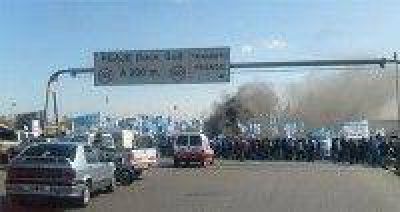 Gendarmer�a custodia un corte de estatales en la Richieri