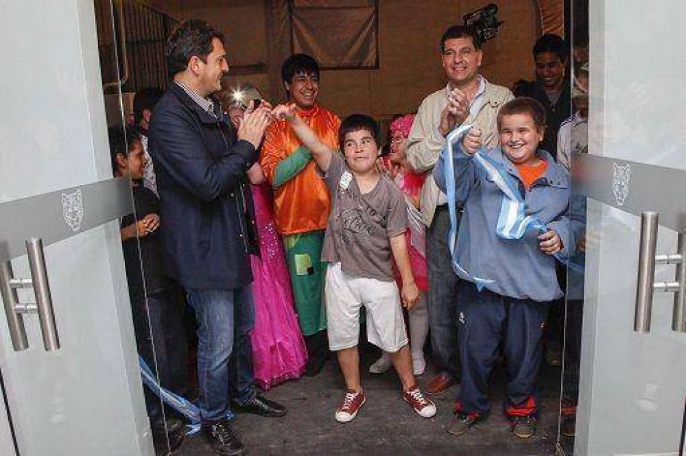 Massa inaugur� un SUM en el Polideportivo Almirante Brown