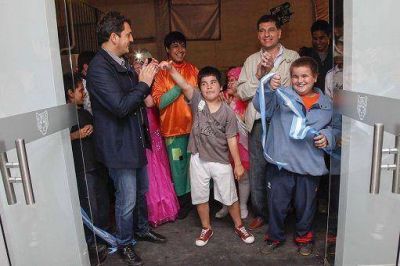Massa inaugur� un SUM en el Polideportivo Almirante Brown