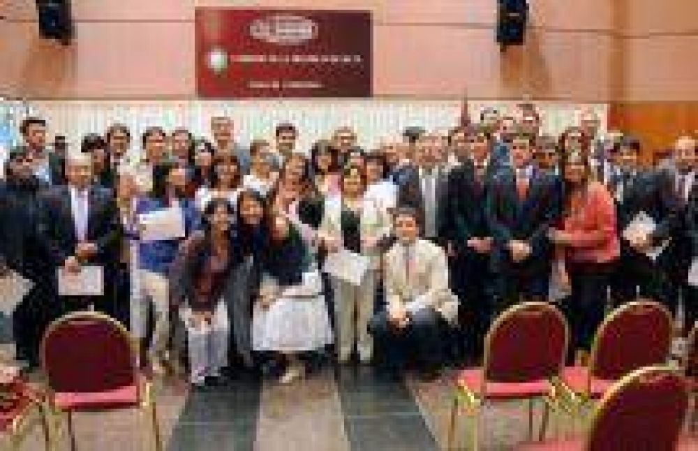 El Gobernador Urtubey entreg� los diplomas del Programa para L�deres de Comunidades Locales
