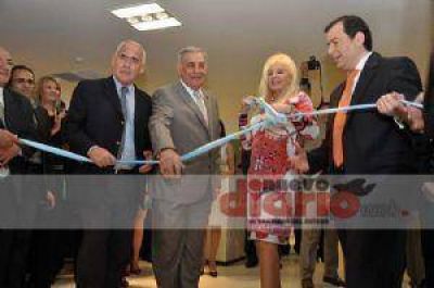 El gobernador dej� inaugurado el Museo del Autom�vil junto con Susana y Meyer