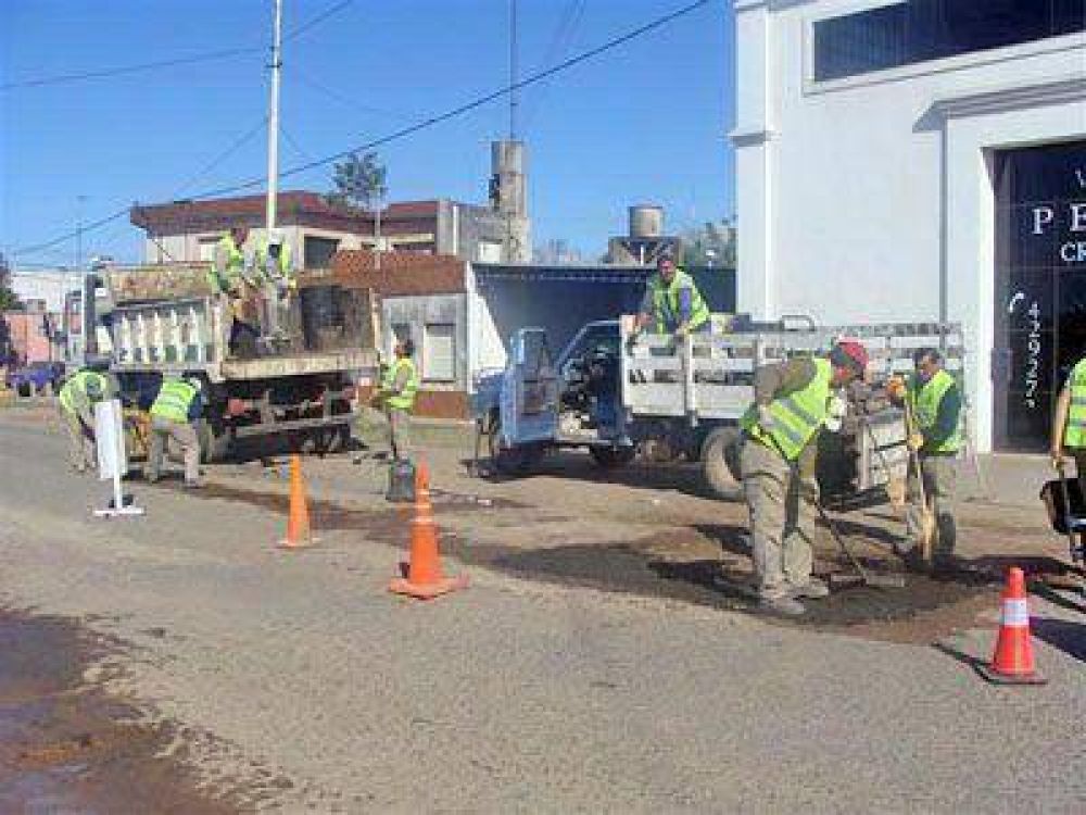 Trabaja el Municipio en la reparaci�n de baches en varias calles del sector urbano