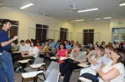 Constructores de la Sociedad debaten sobre la educaci�n con identidad y libertad