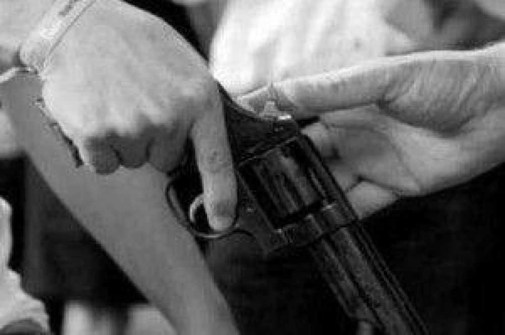  Un joven casi mata a su amigo tras escap�rsele un tiro de un arma que encontr� en la calle