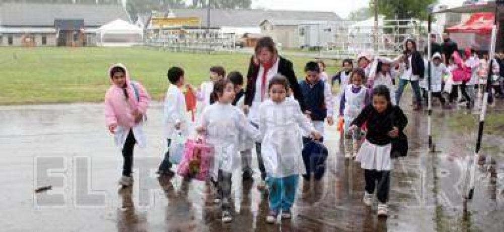 La lluvia no impidi� que la gente comience a recorrer La Expo 2012 