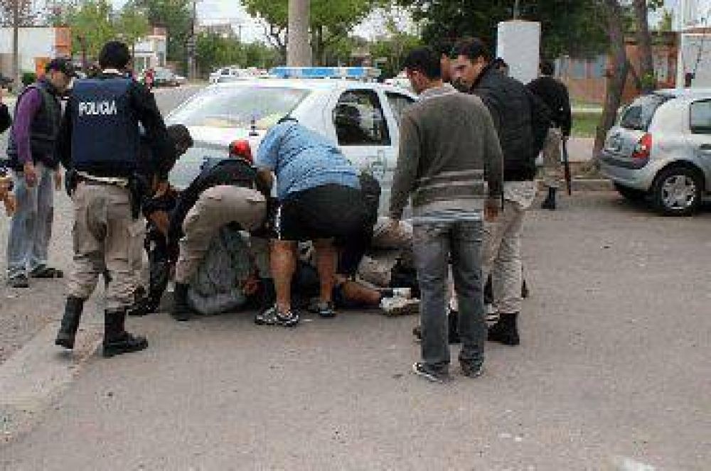 En ins�lito episodio, joven caus� destrozos en una escuela y apunt� a la polic�a con arma de juguete