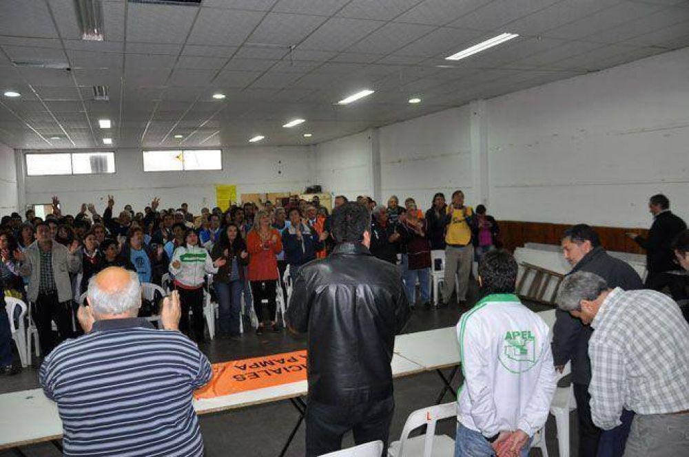  Los gremios estatales pisaron el freno, pero el martes exigir�n un "di�logo" formal