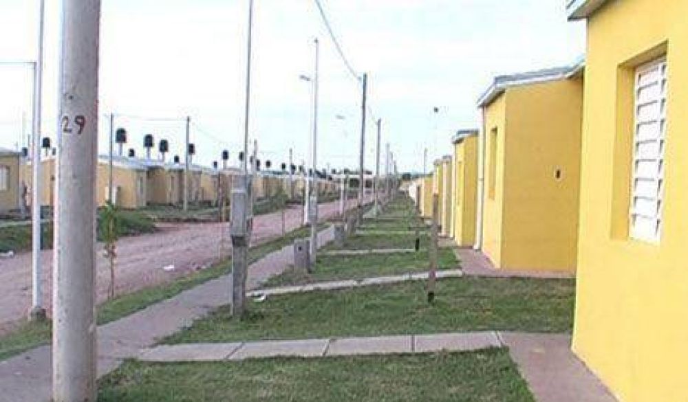 Convenio: construir�n 300 viviendas para polic�as