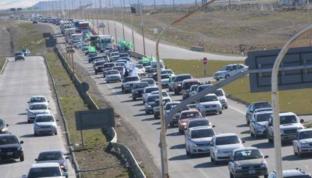 Masiva caravana escolt� y dio la bienvenida al Gobernador Peralta