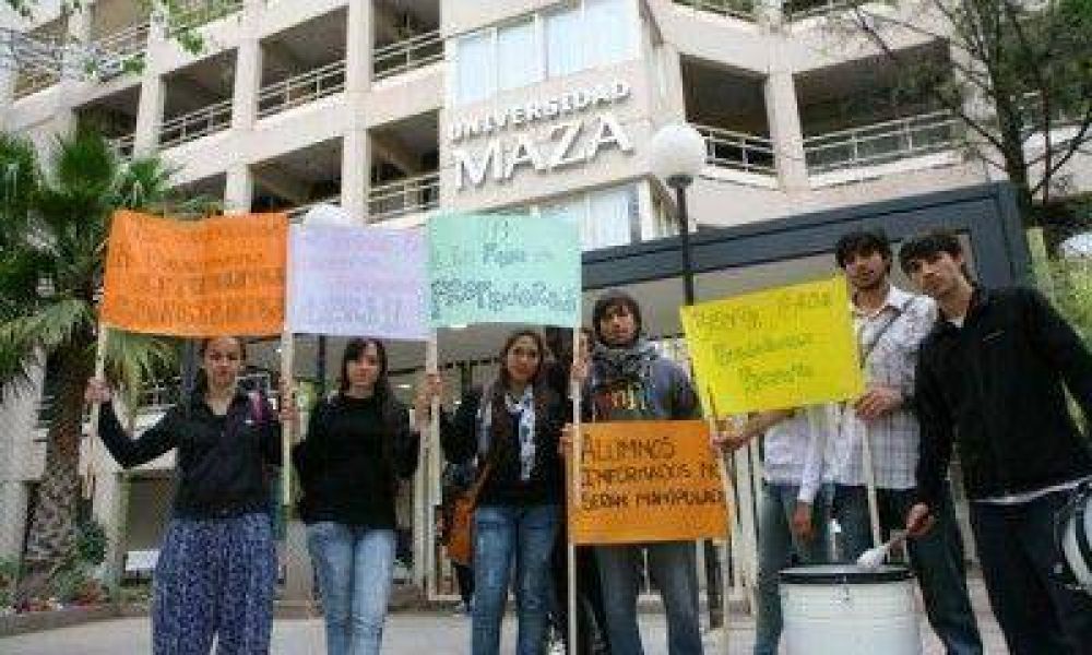 Alumnos de la Universidad Maza reclamaron mejores sueldos docentes