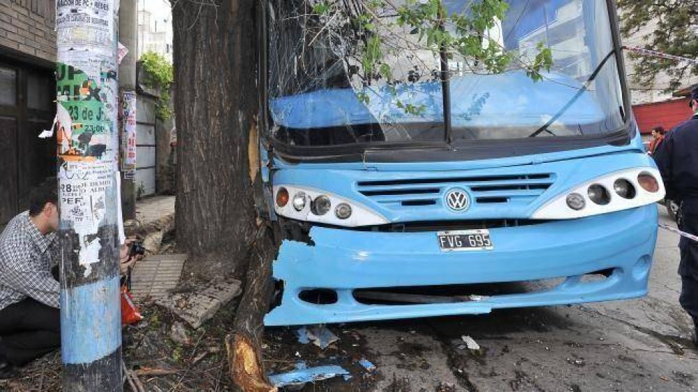Choc� un colectivo de Ciudad de C�rdoba en la Col�n: hay pasajeros lesionados