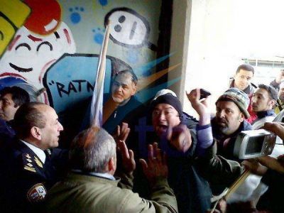 ATE trat� de ingresar a la sesi�n en Tolhuin y se enfrent� a la Polic�a